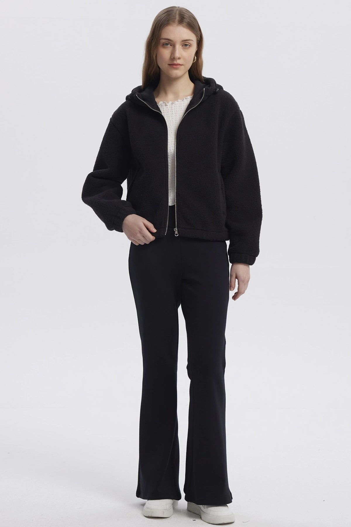 Polar mujer negro con capucha cremallera frontal y diseño liso ideal para el invierno