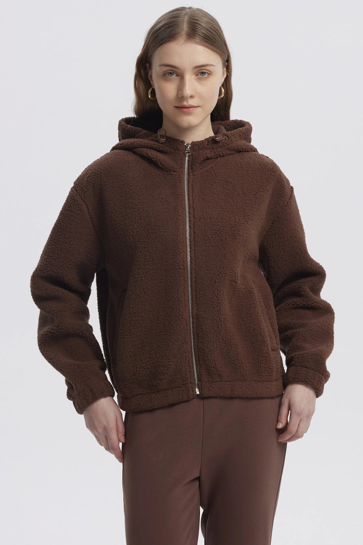 Polar mujer cafe oscuro con cierre frontal y capucha sin estampa lisa y textura peluda ideal para el invierno