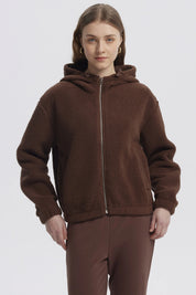 Polar mujer cafe oscuro con cierre frontal y capucha sin estampa lisa y textura peluda ideal para el invierno