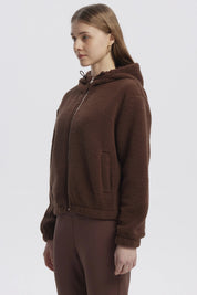 Polar mujer cafe oscuro con cierre frontal y capucha sin estampa lisa y textura peluda ideal para el invierno