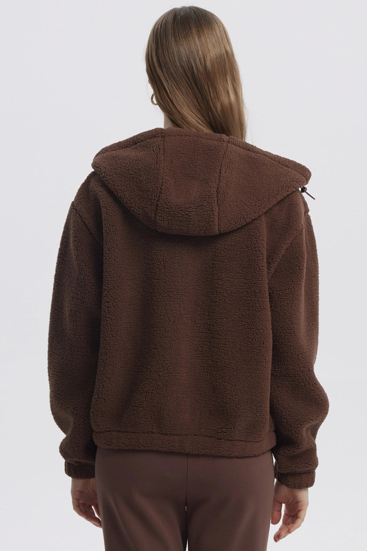 Polar mujer cafe oscuro con cierre frontal y capucha sin estampa lisa y textura peluda ideal para el invierno