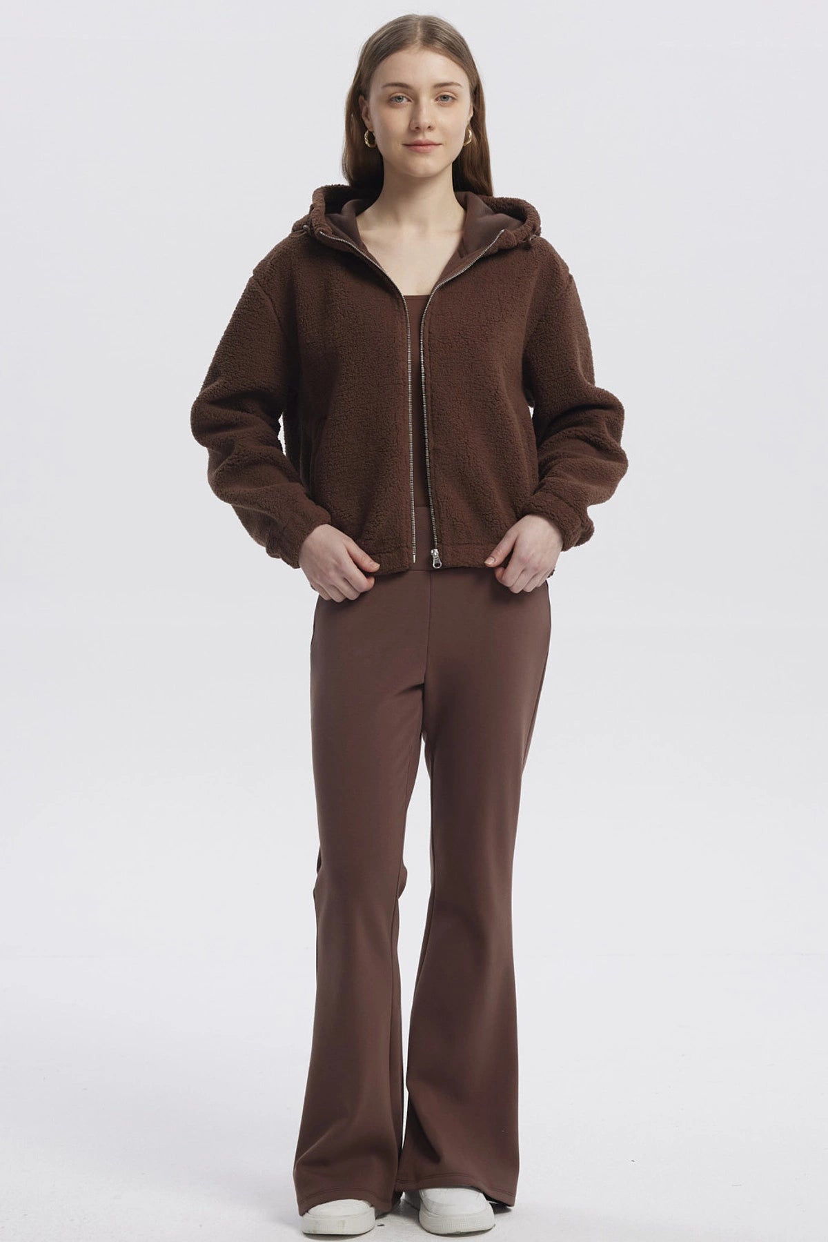 Polar mujer cafe oscuro con cierre frontal y capucha sin estampa lisa y textura peluda ideal para el invierno