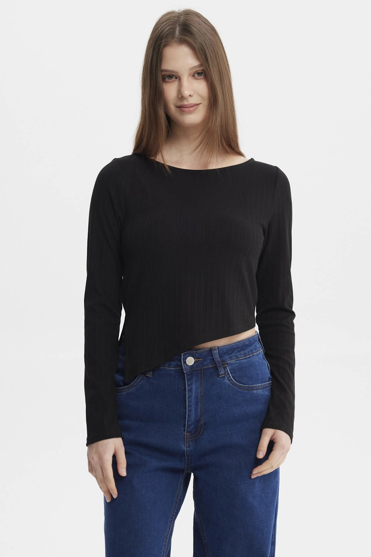 Polera mujer negra manga larga con ojetillo en costado prenda lisa ajustada y moderna sin estampas visibles