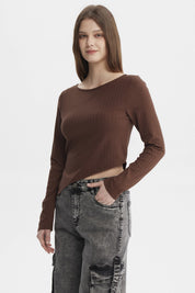 Polera mujer café oscuro con diseño de ojetillo en costado lisa de manga larga y corte asimétrico