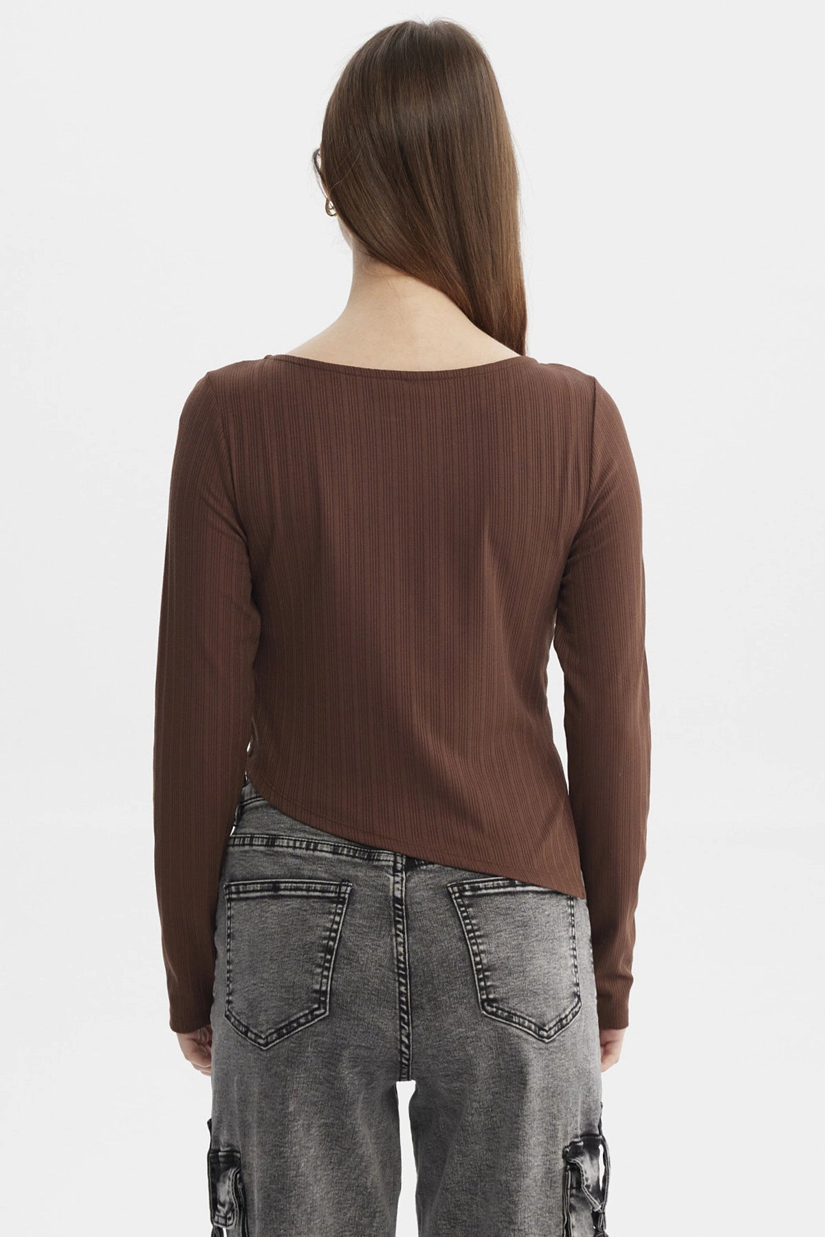 Polera mujer café oscuro con diseño de ojetillo en costado lisa de manga larga y corte asimétrico