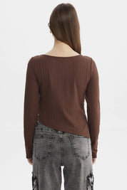 Polera mujer café oscuro con diseño de ojetillo en costado lisa de manga larga y corte asimétrico