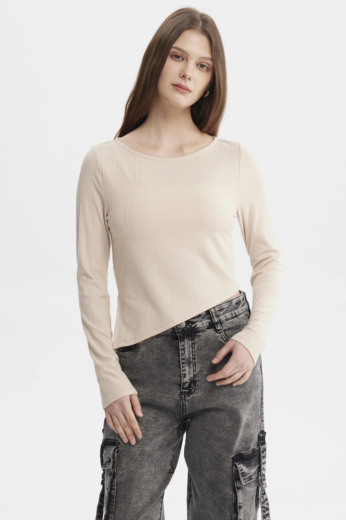 Polera beige de mujer con diseño liso y ojetillo en costado manga larga estilo casual y cómodo