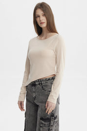 Polera beige de mujer con diseño liso y ojetillo en costado manga larga estilo casual y cómodo