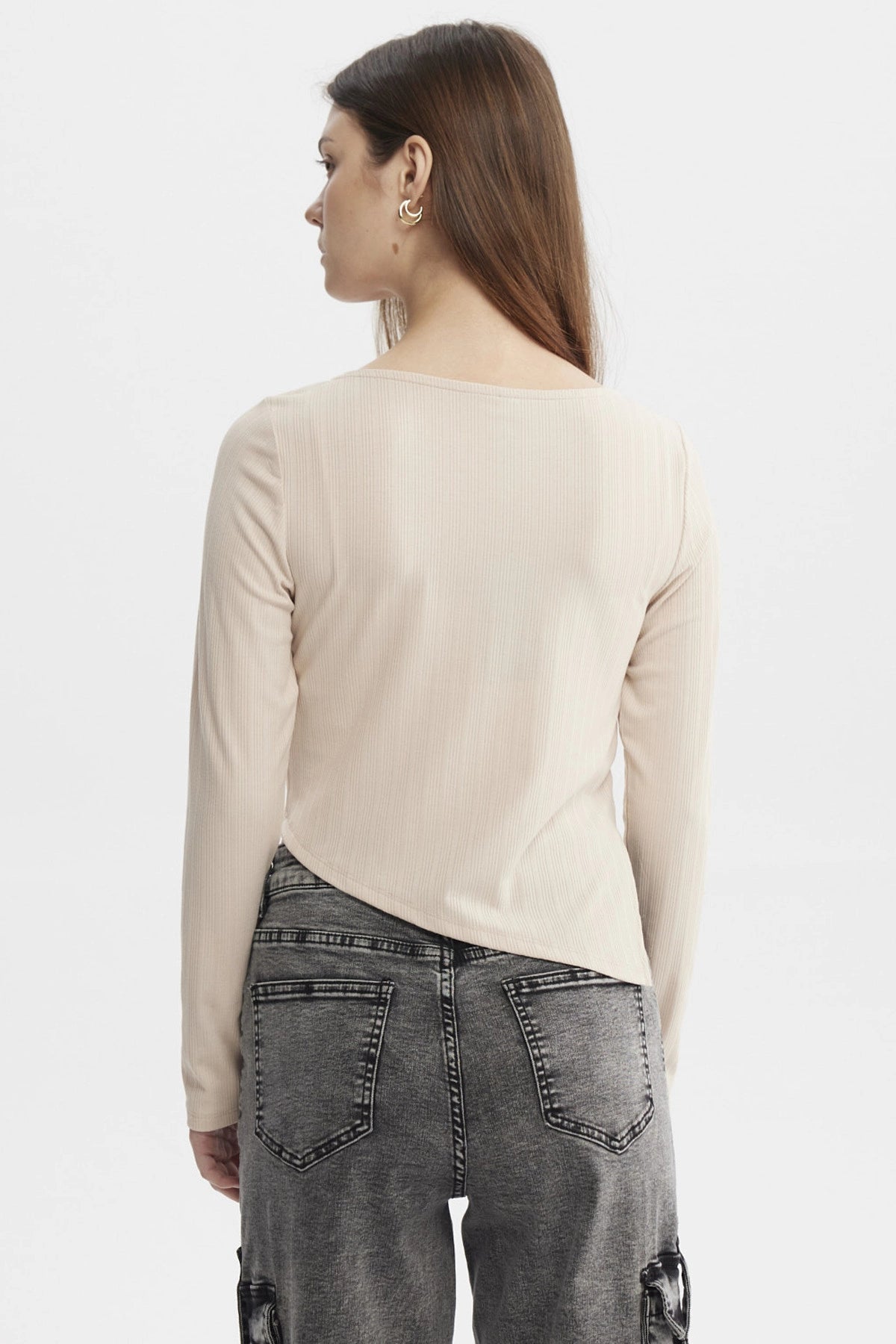 Polera beige de mujer con diseño liso y ojetillo en costado manga larga estilo casual y cómodo