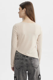 Polera beige de mujer con diseño liso y ojetillo en costado manga larga estilo casual y cómodo