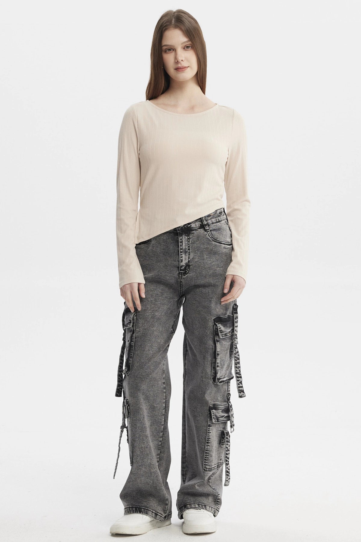 Polera beige de mujer con diseño liso y ojetillo en costado manga larga estilo casual y cómodo