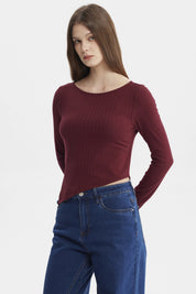 Polera roja de manga larga con ojetillo en costado y diseño asimétrico lisa