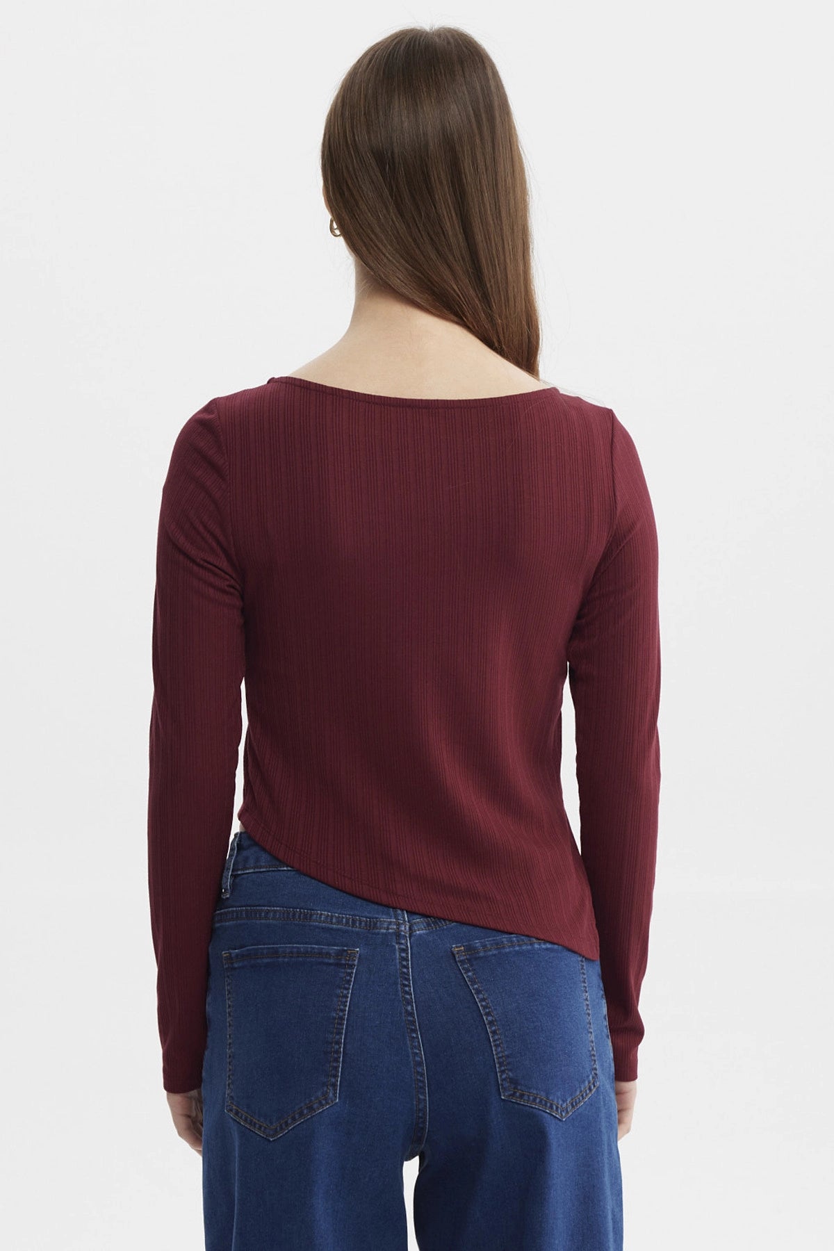 Polera roja de manga larga con ojetillo en costado y diseño asimétrico lisa