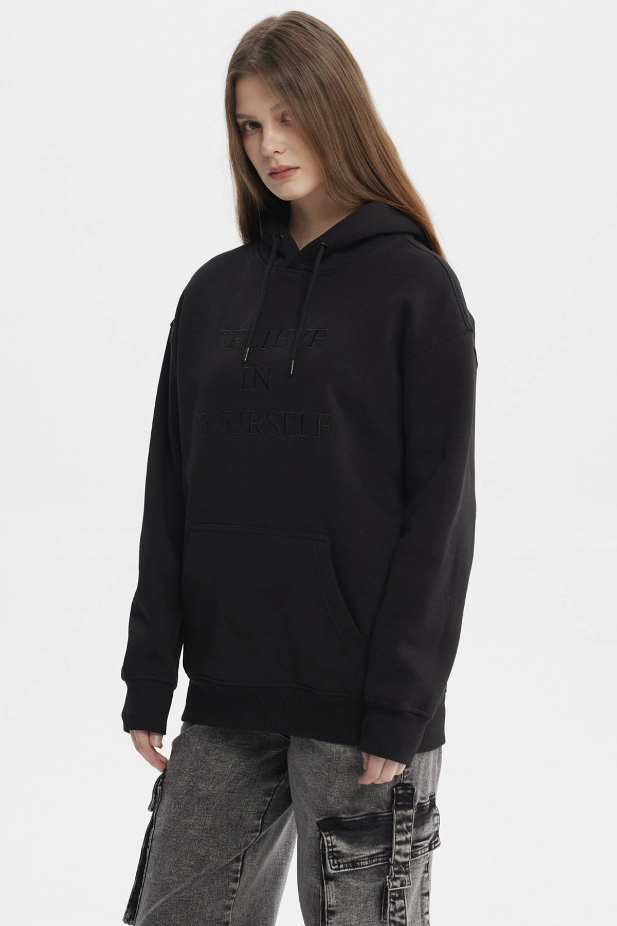 Polerón negro mujer con capucha y bolsillo canguro estampado Believe in Yourself en el pecho estilo casual urbano