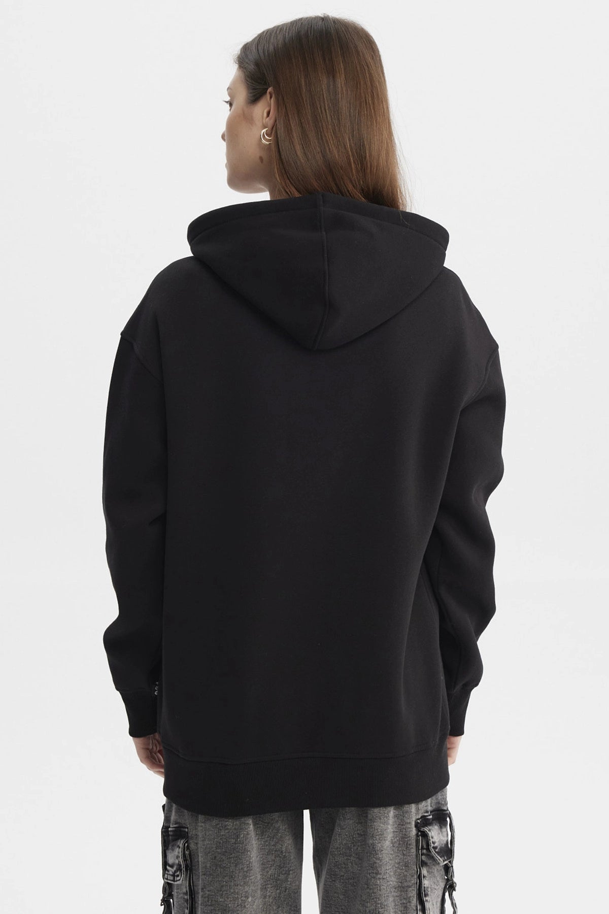 Polerón negro mujer con capucha y bolsillo canguro estampado Believe in Yourself en el pecho estilo casual urbano