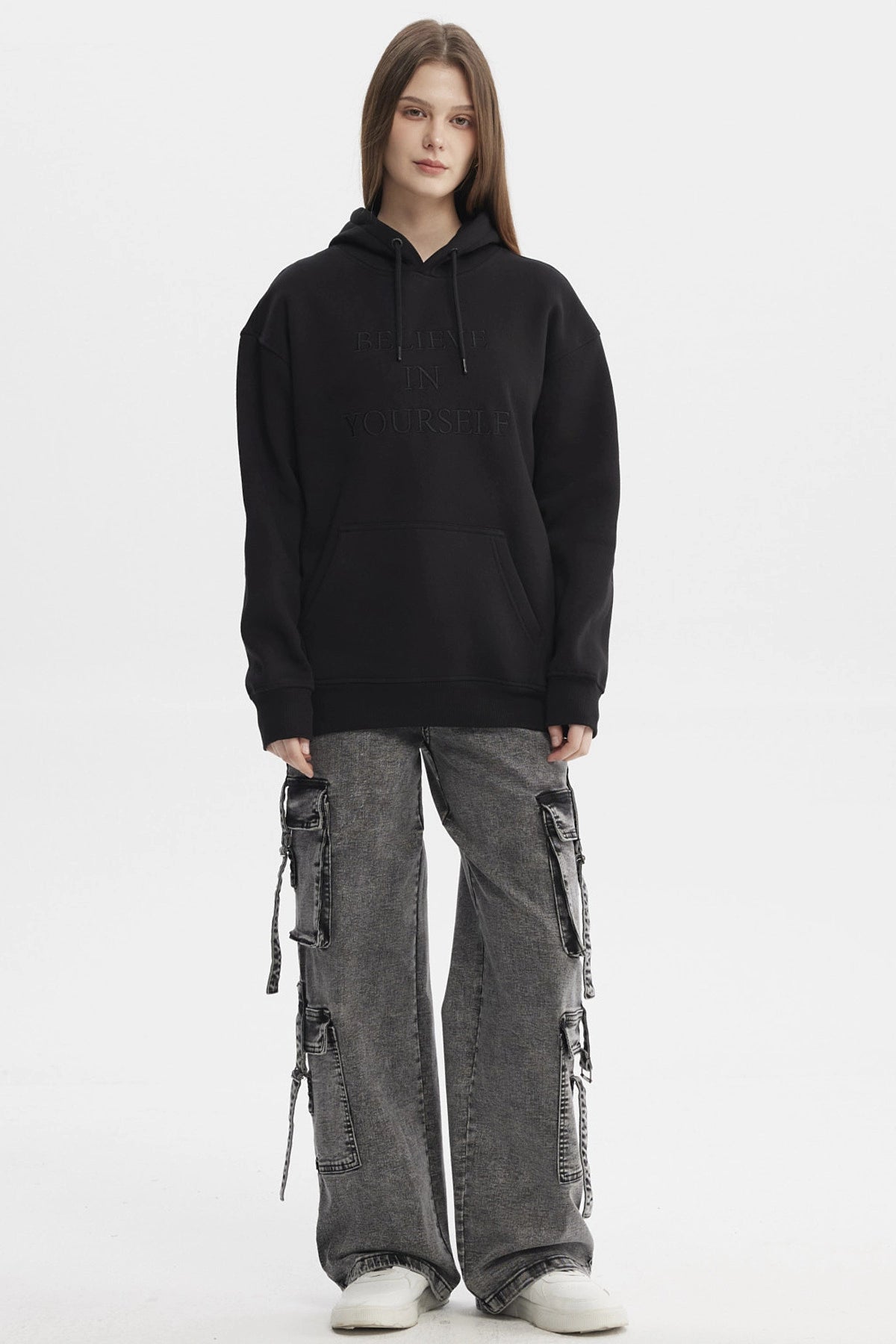 Polerón negro mujer con capucha y bolsillo canguro estampado Believe in Yourself en el pecho estilo casual urbano
