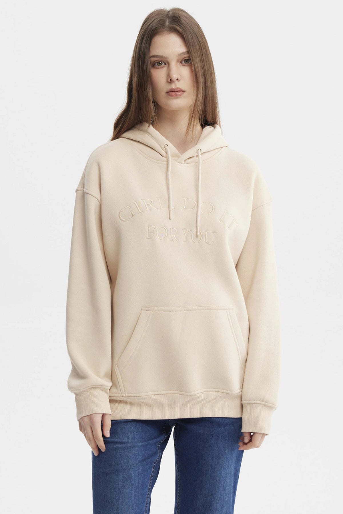 Polerón canguro beige mujer con capucha y bolsillo frontal estampa Girl Do It For You en el pecho estilo casual