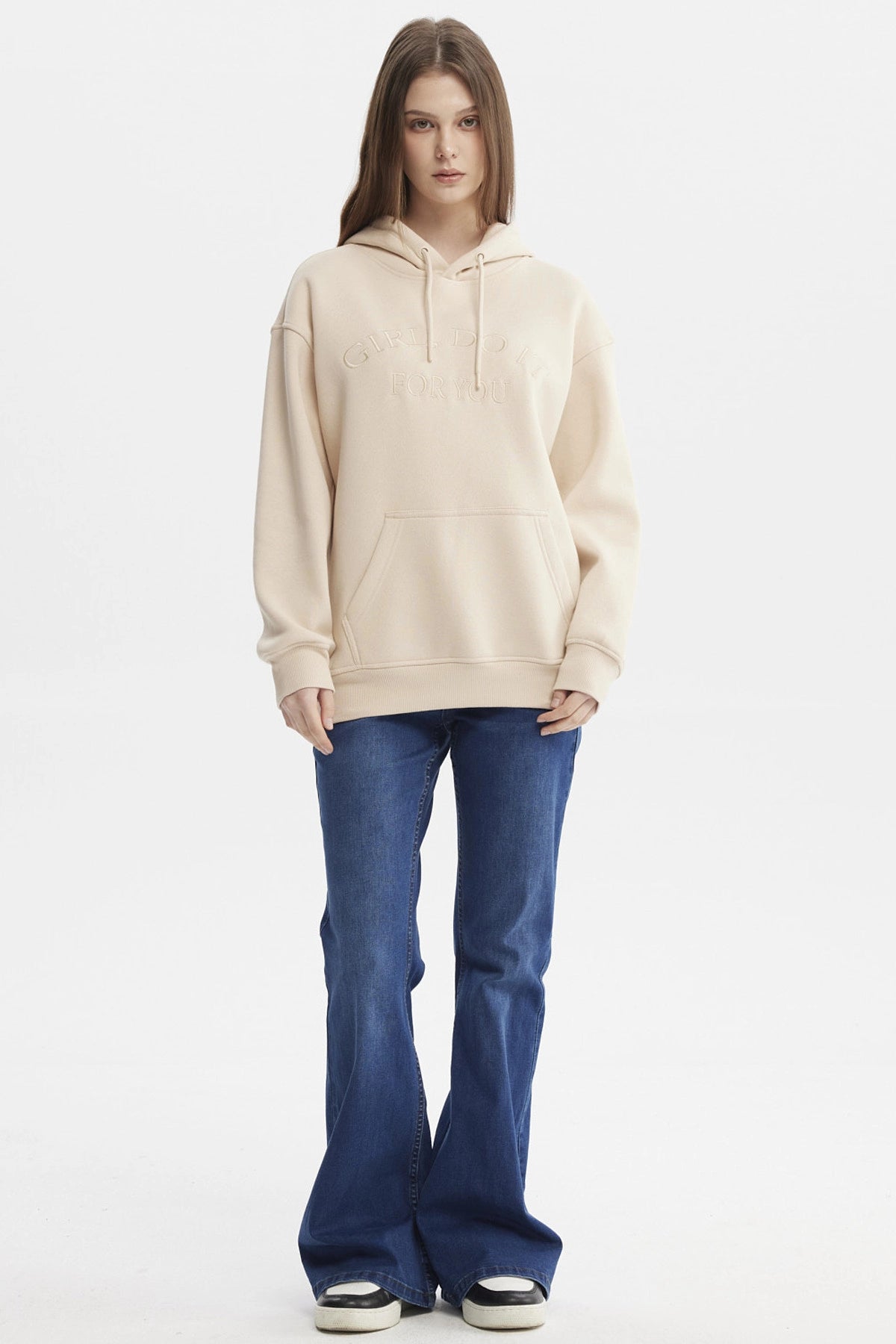Polerón canguro beige mujer con capucha y bolsillo frontal estampa Girl Do It For You en el pecho estilo casual