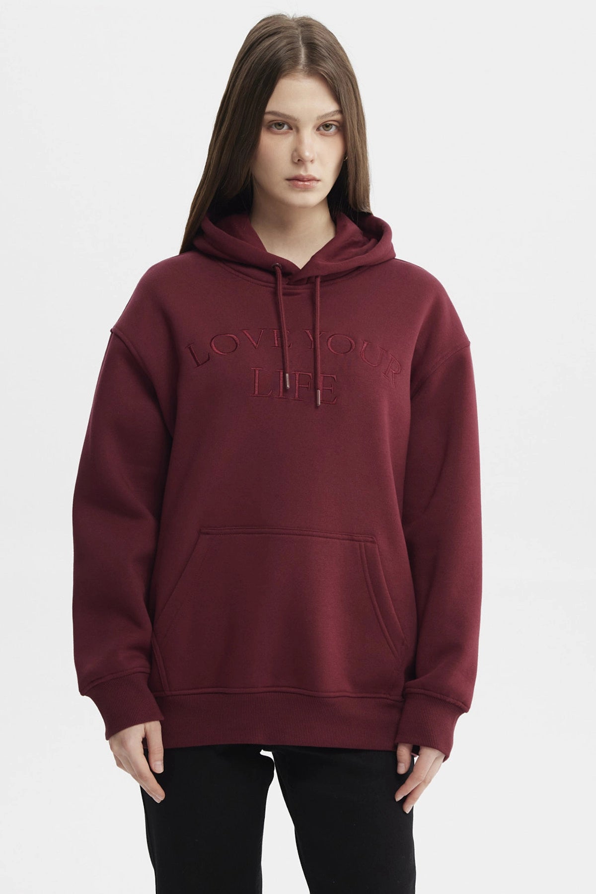 Polerón canguro rojo con capucha y bolsillo frontal diseño texto LOVE YOUR LIFE en el pecho estilo casual relajado