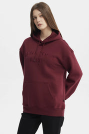 Polerón canguro rojo con capucha y bolsillo frontal diseño texto LOVE YOUR LIFE en el pecho estilo casual relajado