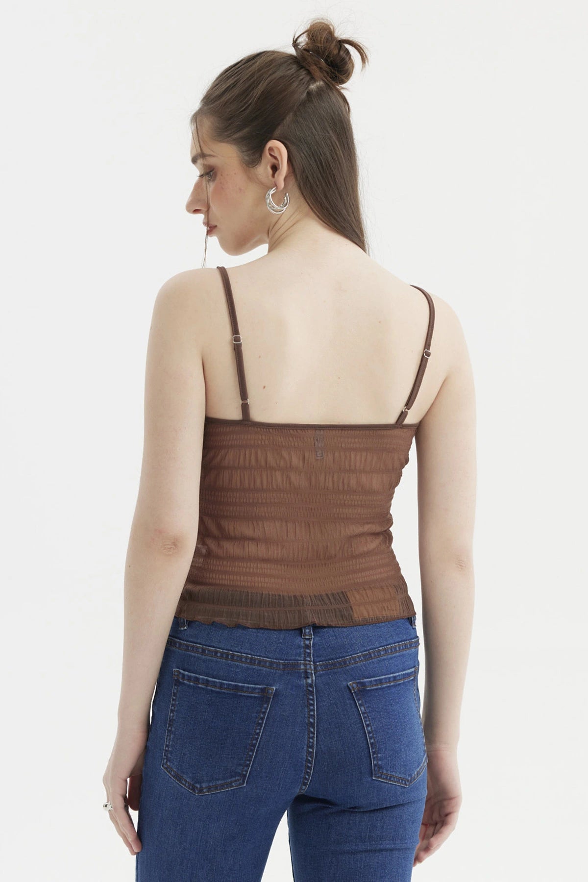 Peto de mujer café oscuro con pabilo y lazo en escote sin estampa diseño ajustado y cómodo