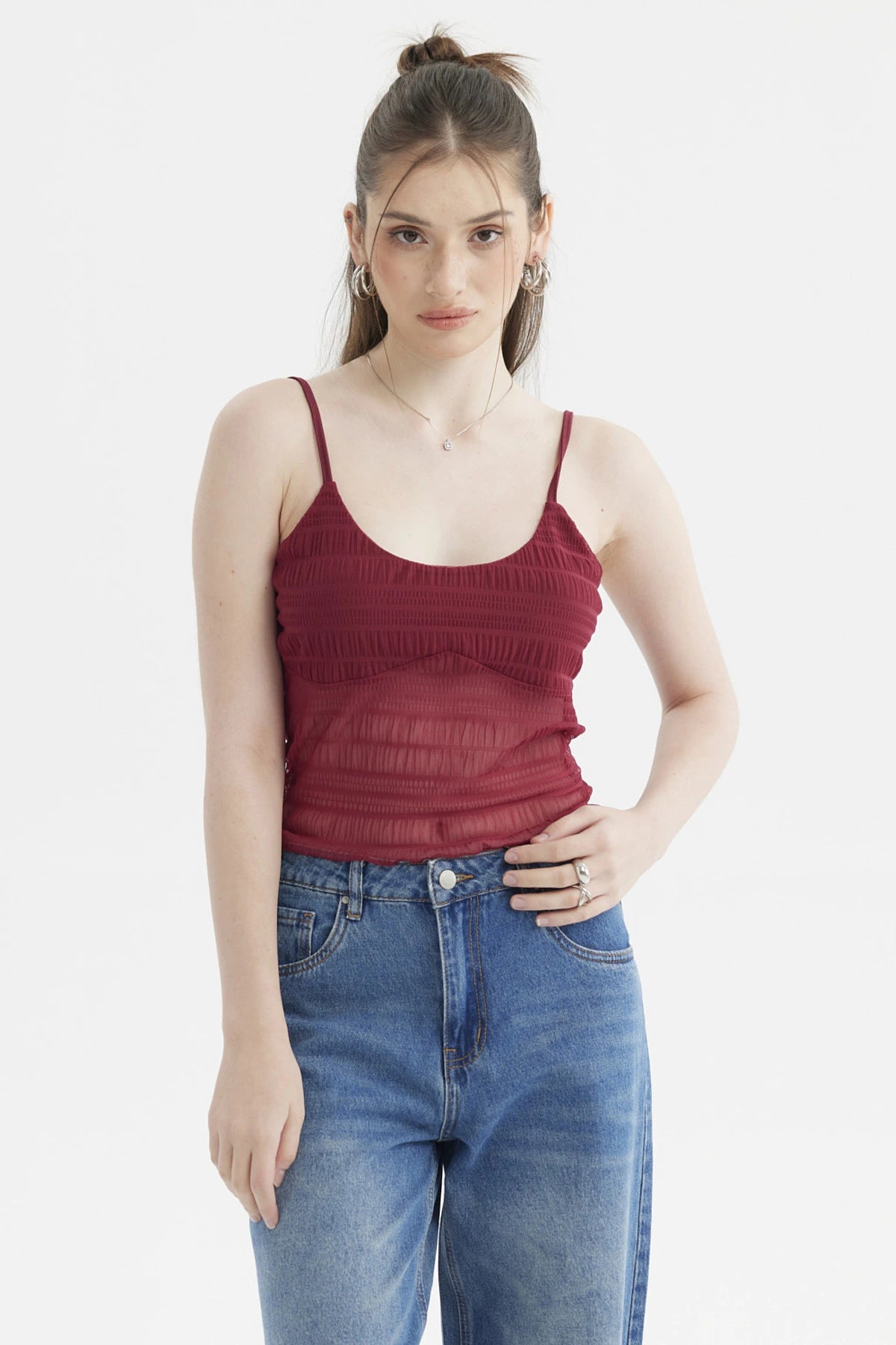 Peto rojo de pabilo con lazo en escote ajustado al cuerpo sin estampa ideal para un look casual
