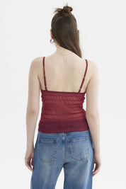 Peto rojo de pabilo con lazo en escote ajustado al cuerpo sin estampa ideal para un look casual