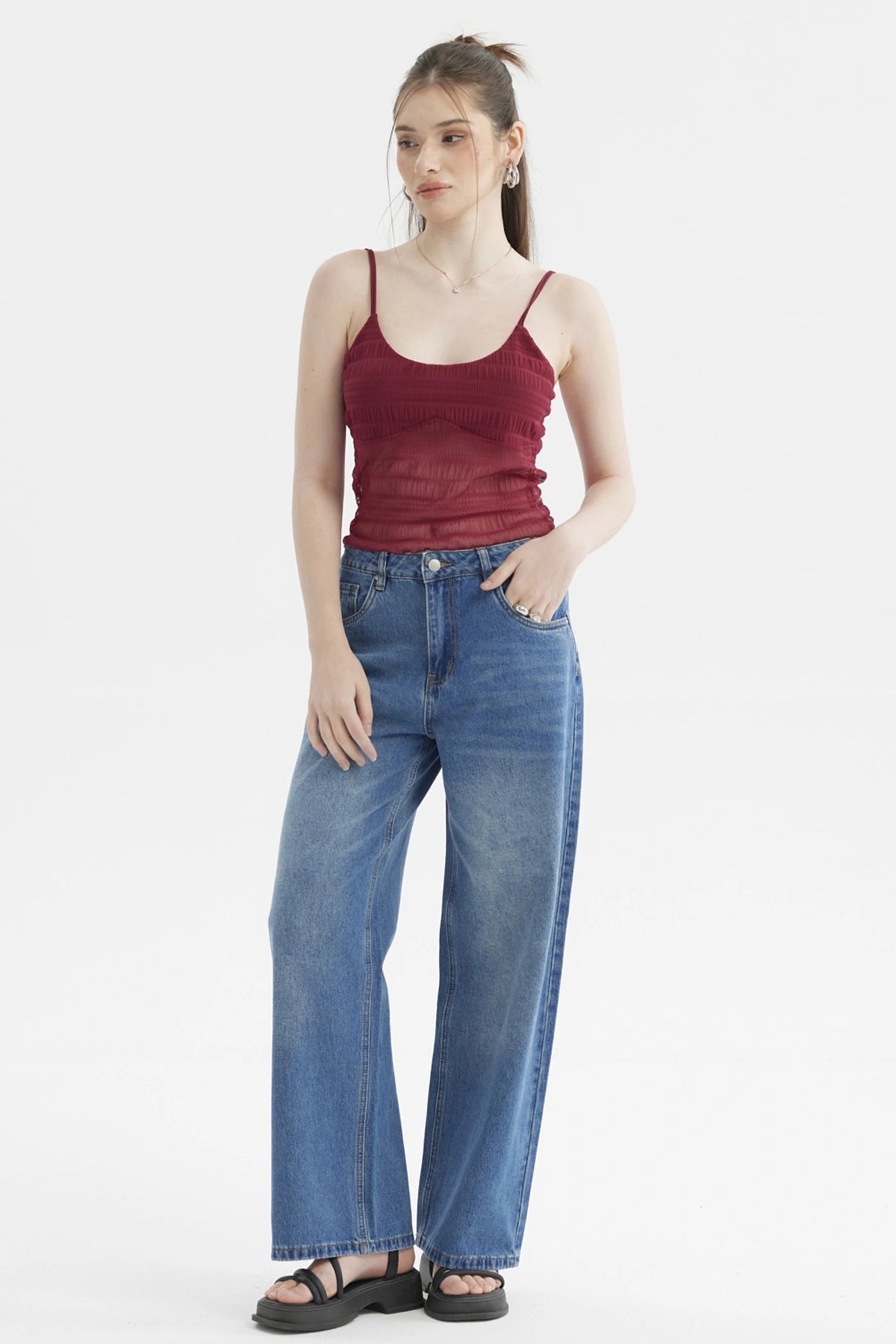 Peto rojo de pabilo con lazo en escote ajustado al cuerpo sin estampa ideal para un look casual