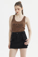 Polera café oscuro para mujer con ribetes y rivets en los hombros estampado frontal New York USA estilo casual urbano