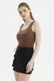 Polera café oscuro para mujer con ribetes y rivets en los hombros estampado frontal New York USA estilo casual urbano