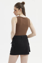 Polera café oscuro para mujer con ribetes y rivets en los hombros estampado frontal New York USA estilo casual urbano