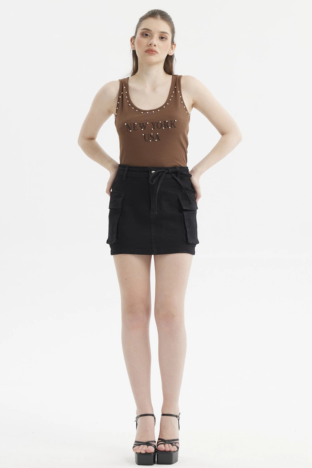 Polera café oscuro para mujer con ribetes y rivets en los hombros estampado frontal New York USA estilo casual urbano