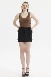Polera café oscuro para mujer con ribetes y rivets en los hombros estampado frontal New York USA estilo casual urbano