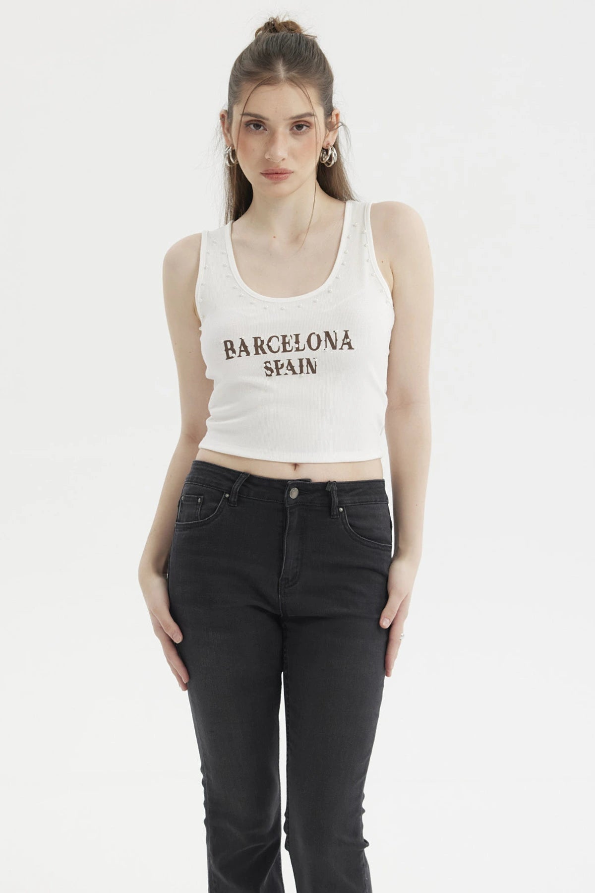 Polera crudo mujer con ribetes y estampado Barcelona Spain en el pecho letras grandes en marrón sin mangas casual