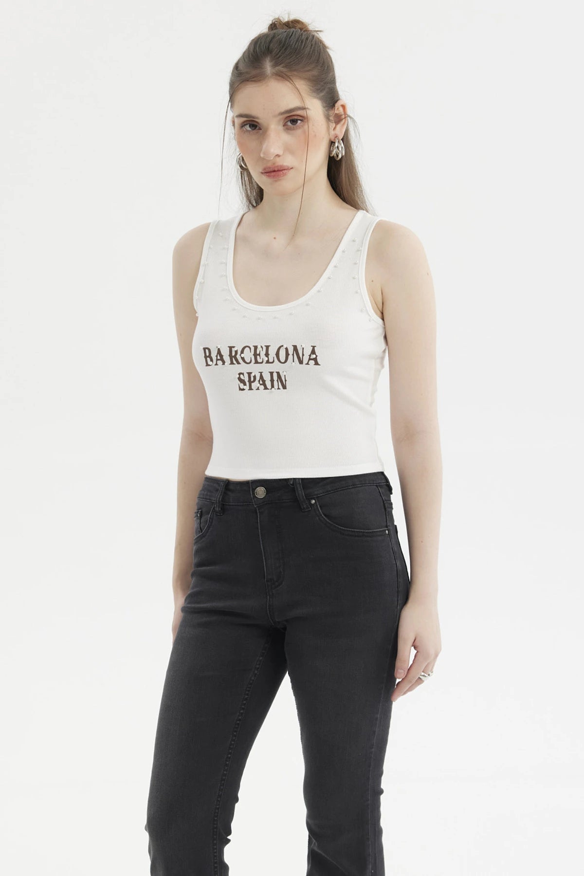 Polera crudo mujer con ribetes y estampado Barcelona Spain en el pecho letras grandes en marrón sin mangas casual