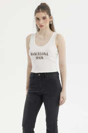 Polera crudo mujer con ribetes y estampado Barcelona Spain en el pecho letras grandes en marrón sin mangas casual