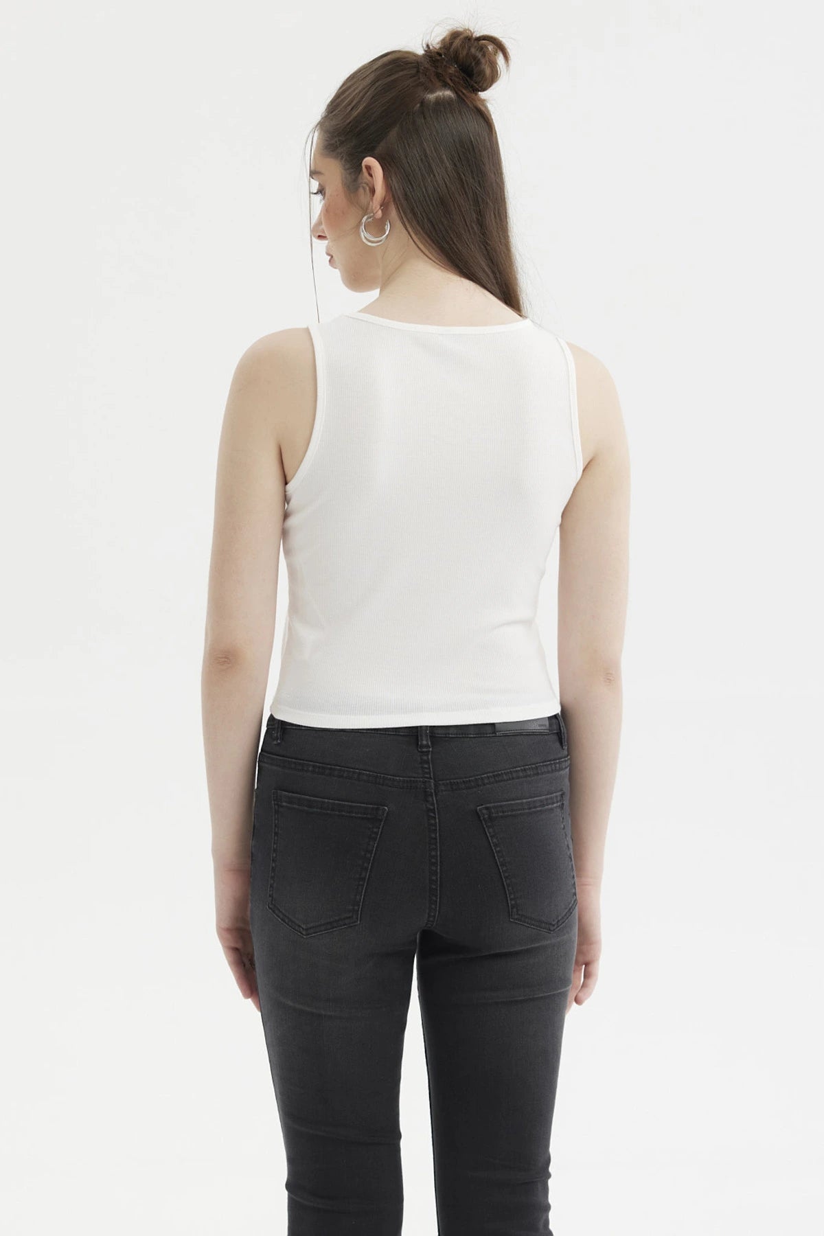 Polera crudo mujer con ribetes y estampado Barcelona Spain en el pecho letras grandes en marrón sin mangas casual