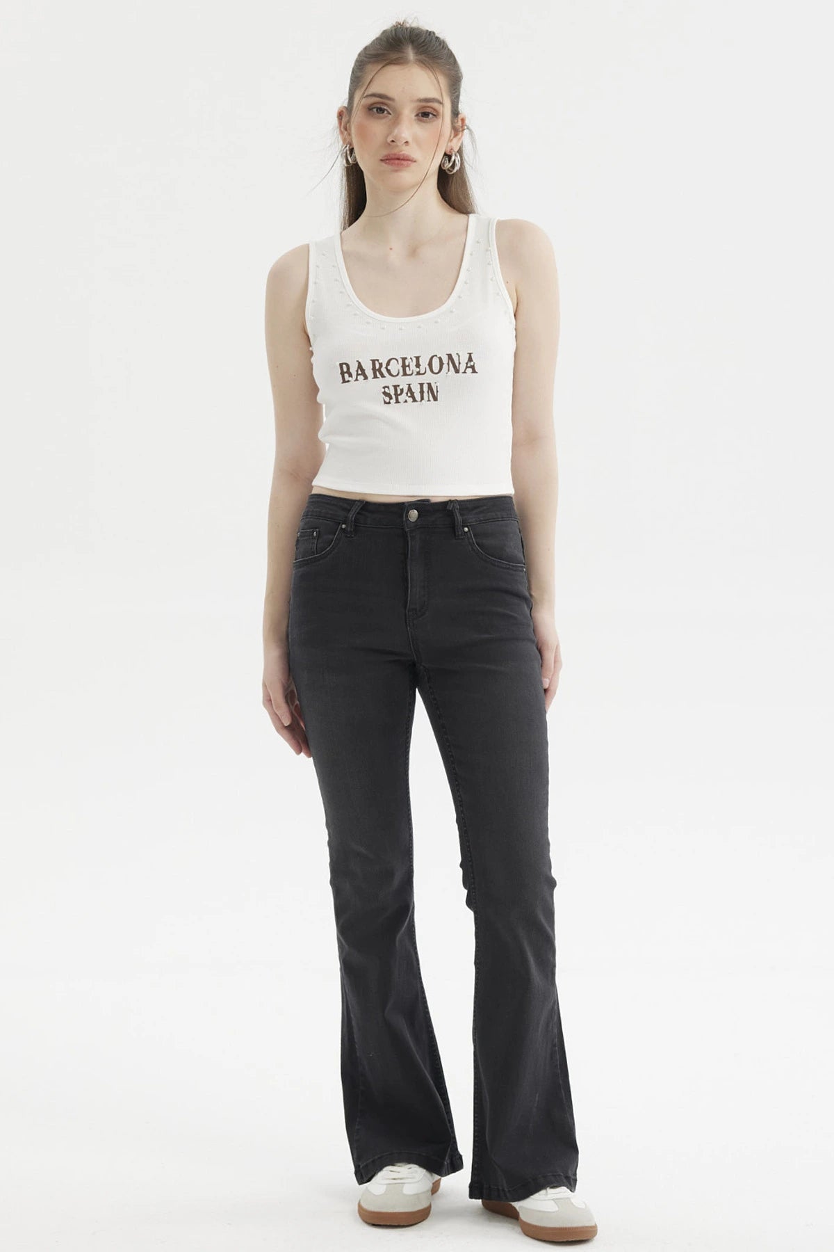 Polera crudo mujer con ribetes y estampado Barcelona Spain en el pecho letras grandes en marrón sin mangas casual