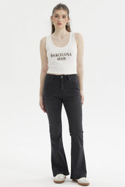 Polera crudo mujer con ribetes y estampado Barcelona Spain en el pecho letras grandes en marrón sin mangas casual