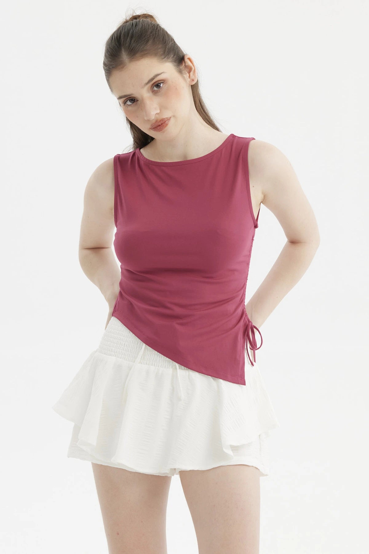 Polera magenta sin mangas con aplicación de cordón lateral ideal para un look fresco y casual estampa lisa