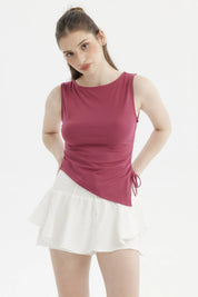 Polera magenta sin mangas con aplicación de cordón lateral ideal para un look fresco y casual estampa lisa