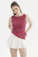 Polera magenta sin mangas con aplicación de cordón lateral ideal para un look fresco y casual estampa lisa