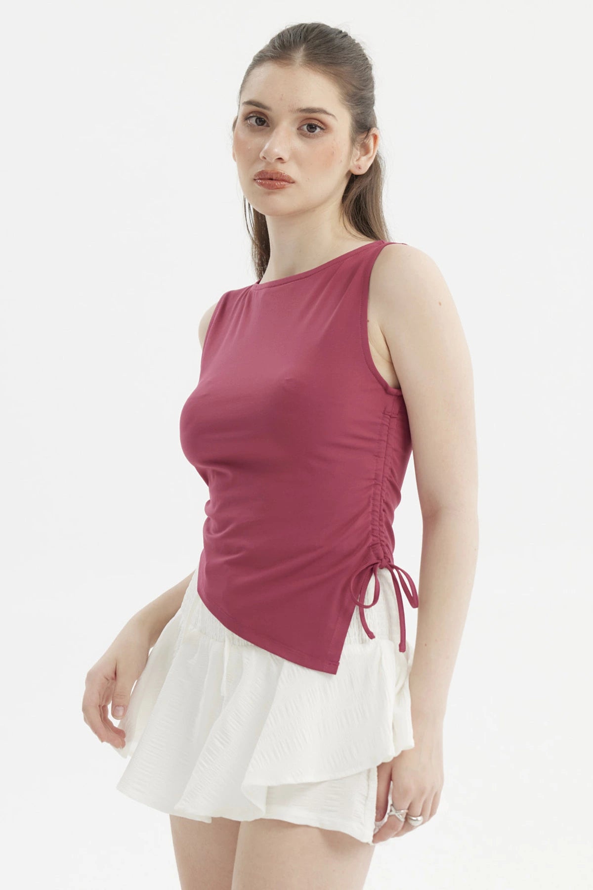 Polera magenta sin mangas con aplicación de cordón lateral ideal para un look fresco y casual estampa lisa