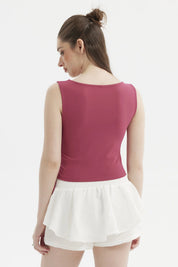 Polera magenta sin mangas con aplicación de cordón lateral ideal para un look fresco y casual estampa lisa