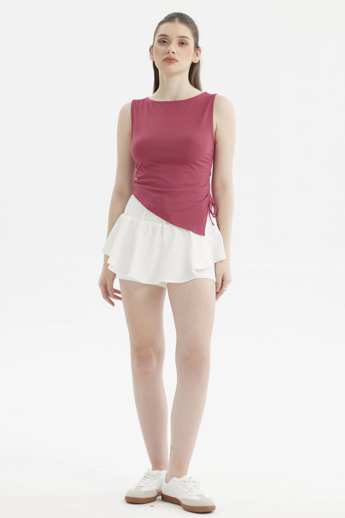 Polera magenta sin mangas con aplicación de cordón lateral ideal para un look fresco y casual estampa lisa