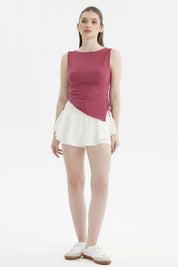 Polera magenta sin mangas con aplicación de cordón lateral ideal para un look fresco y casual estampa lisa