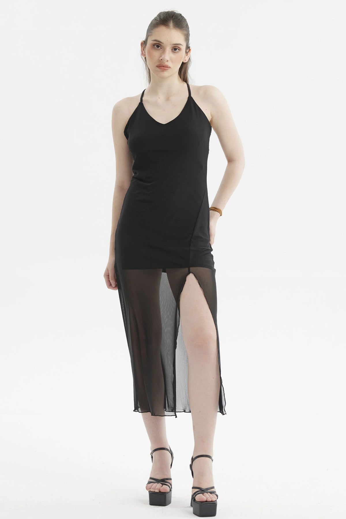 Vestido largo negro de pabilo con falda transparente y abertura central sin estampa