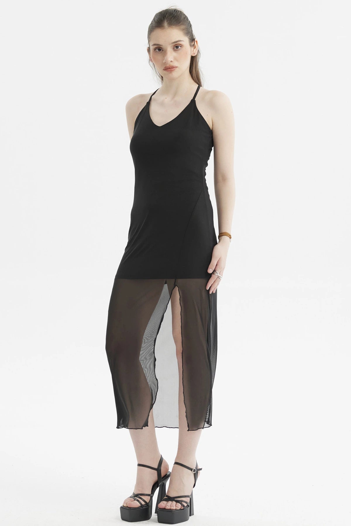 Vestido largo negro de pabilo con falda transparente y abertura central sin estampa