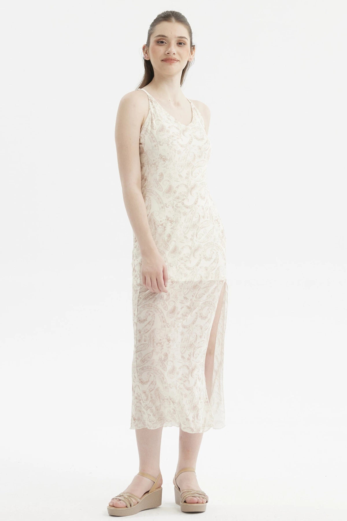 Vestido largo crema con tirantes finos estampado paisley delicado y abertura lateral diseño elegante y ligero