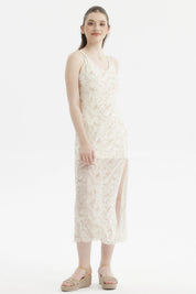 Vestido largo crema con tirantes finos estampado paisley delicado y abertura lateral diseño elegante y ligero